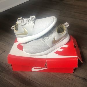 NWT Nike Roshe Two